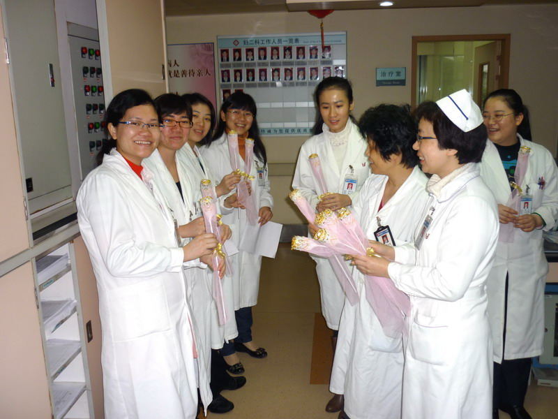 三八婦女節(jié)早上，婦二科的住院患者、醫(yī)護人員在歡天喜地接收節(jié)日禮物