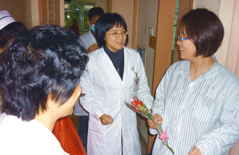 三八婦女節(jié)早上，婦二科的住院患者、醫(yī)護人員在歡天喜地接收節(jié)日禮物