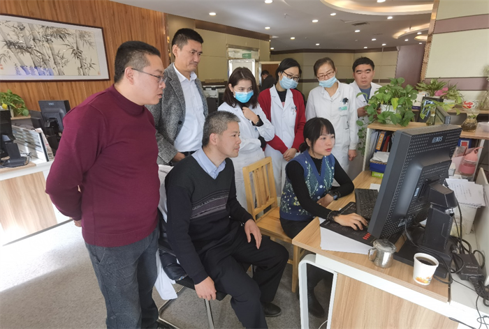 徐錦鋒在喀地一院影像中心與廣州市第一人民醫(yī)院賴麗莎主任共同探討了多個神經(jīng)疑難病例.png